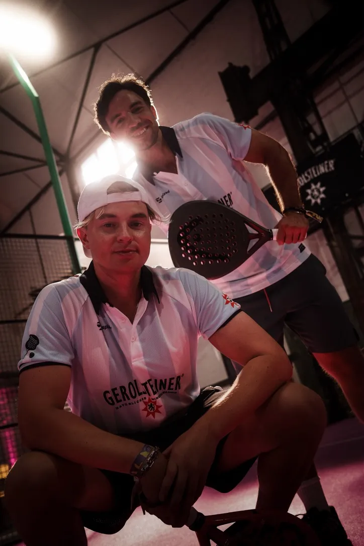 Zwei Padel-Spieler in Gerolsteiner-Trikots, Porträt auf dem Court